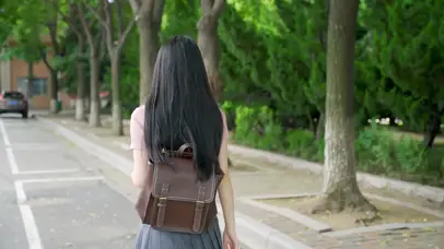 4K女同学上课小路呼唤同伴