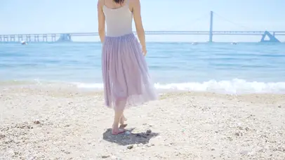 夏天女孩走向沙滩大海