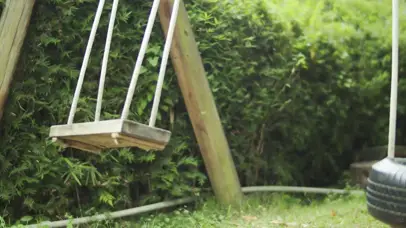 4K空秋千在摆动忧郁心情意境