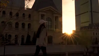 4K唯美女孩逆光夏天夕阳