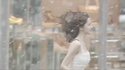 雪景奔跑的女孩