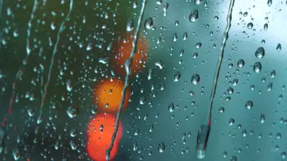 4K雨天的玻璃雨滴