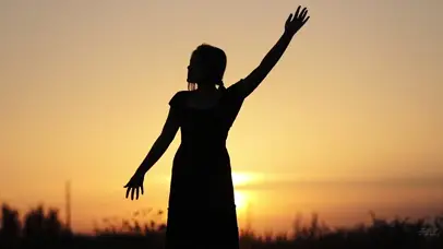 可爱女孩夕阳跳舞