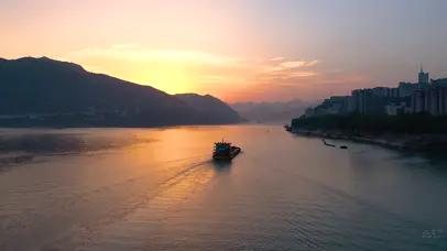 4K夕阳江面上行驶的货运邮轮