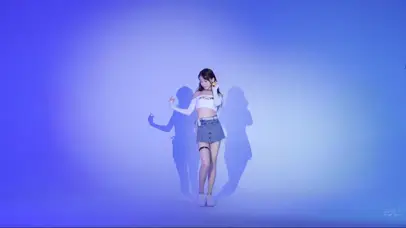 短裤美女热舞 