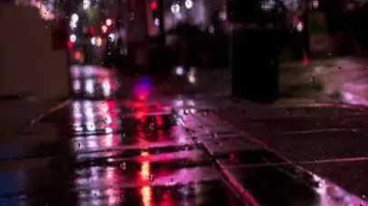 雨夜路口