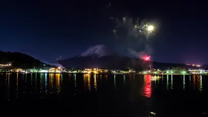 富士山下烟花绽放