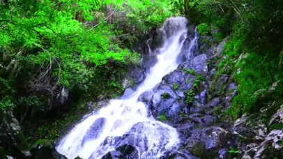山涧瀑布流水