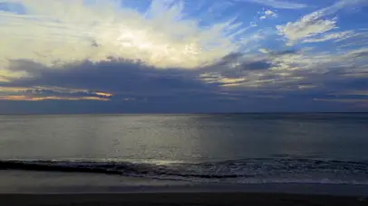 黄昏的沙滩海浪