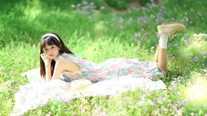 草地上的花裙子甜美女孩