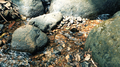 4K山间石头小溪动态壁纸