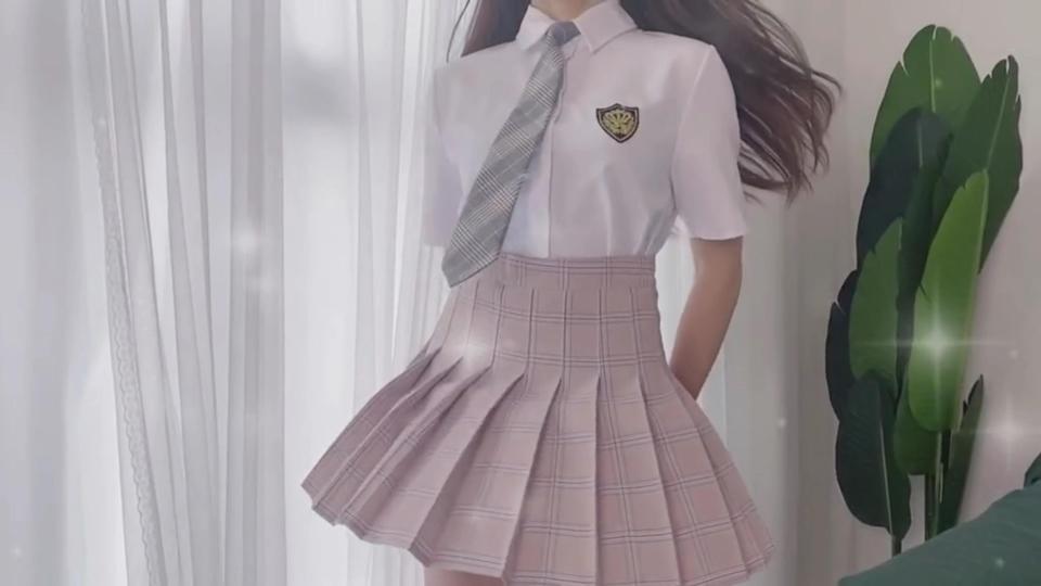 JK制服少女窗边居家场景，无面部，浅粉百褶裙配白衬衫