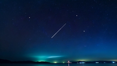 夜空绚烂映极光，流星飞逝绽光芒