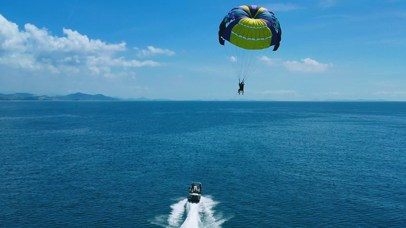 蓝色大海蓝田滑翔伞