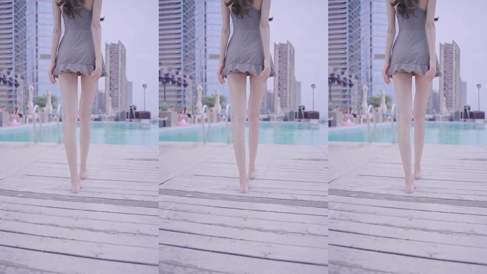 三格画面呈现灰裙白丝女生赤脚走在泳池边步道，背景是高层城市楼宇。