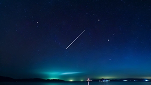 夜空绚烂映极光，流星飞逝绽光芒