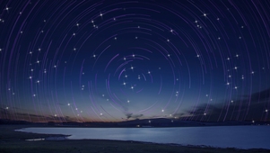 夜空辽阔望星轨，圆形轨迹韵无穷