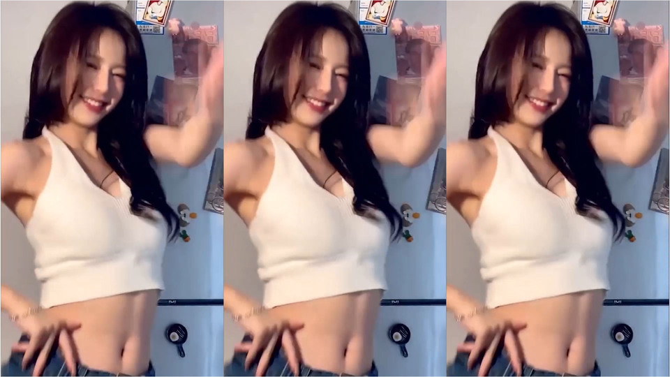 三格重复画面中是穿白色短背心的长发女生，她面带微笑抬手叉腰，处于居家室内环境。