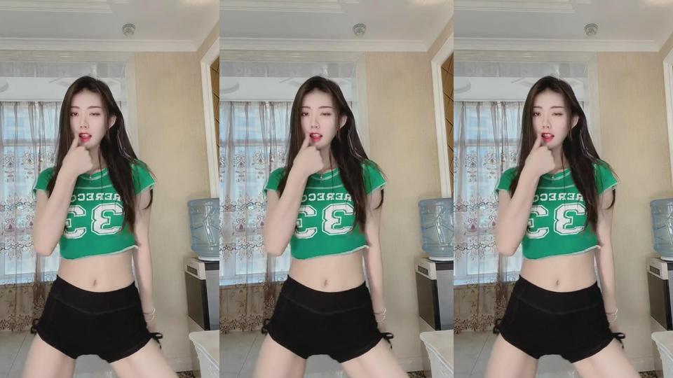 黑长直的长腿美女身着绿色露脐短上衣与黑色系带运动短裤，身处配有刺绣半透窗帘、立式饮水机的居家室内，同场景排布三张同款人像片段。