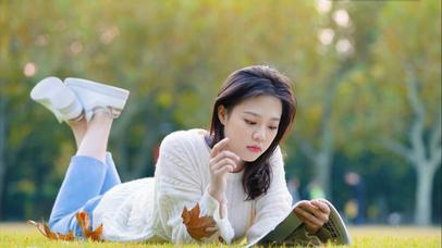 草地阳光下看书