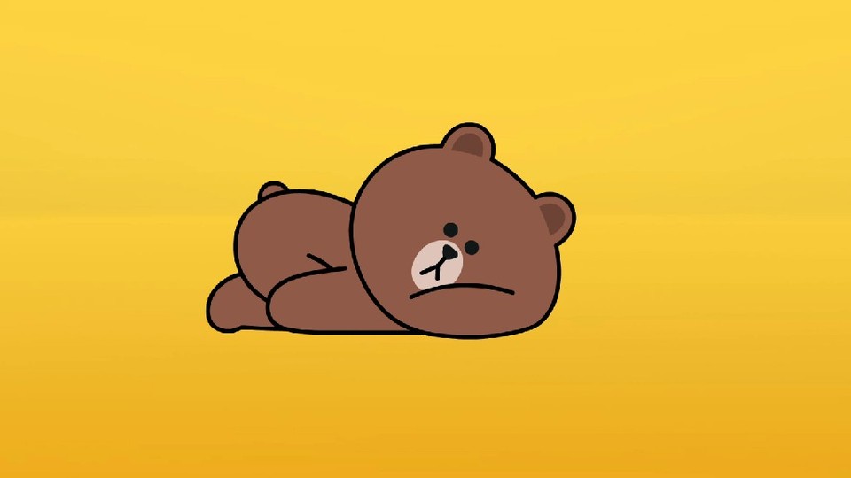 暖黄渐变背景上趴着的憨态棕熊卡通形象