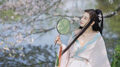 手持摇扇的古装美女
