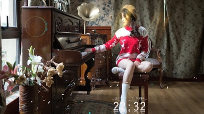 钢琴旁的长腿女孩
