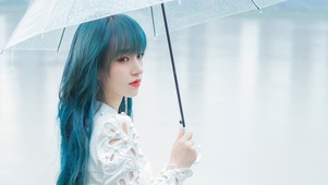 程潇雨中漫步