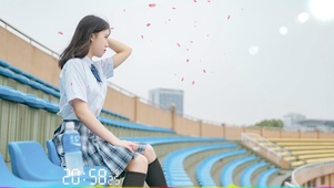 球场上的JK制服学妹