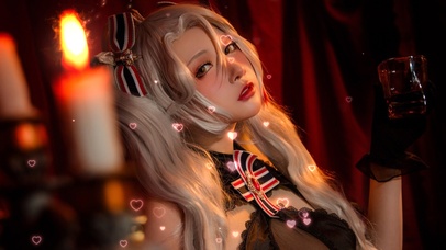 烛光中喝酒的女孩