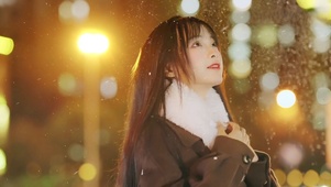2022飘雪的季节唯美浪漫美女
