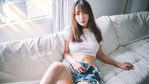 白色沙发上的少女