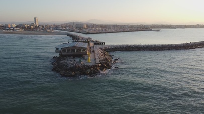 宁静海岸；远眺都市