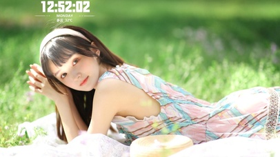 夏日阳光下的美女