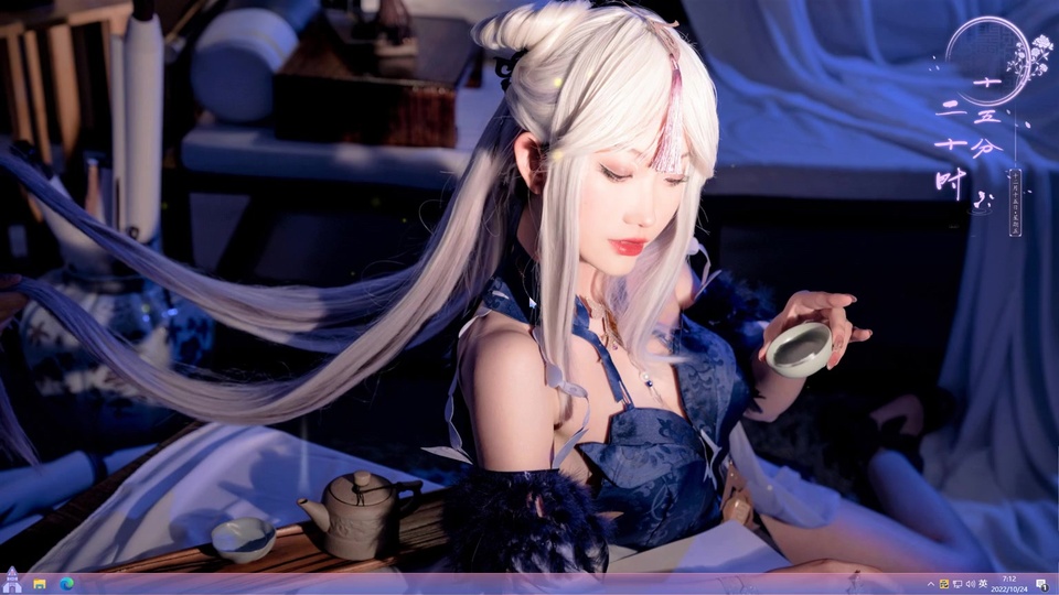 银白长发女子身着藏蓝暗纹露肩旗袍，手持白瓷茶盏，面前摆放紫砂茶壶。