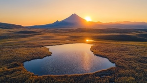 落日高山湖泊