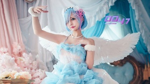 带翅膀的美少女