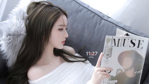 居家沙发美女