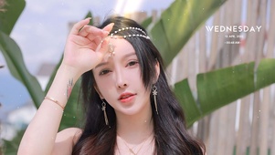 阳光下的长发美女