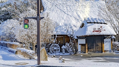 冬季雪天阳光小屋