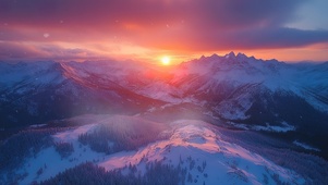 梦幻晚霞下的雪峰