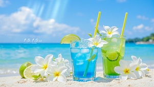 清凉夏日海边饮品