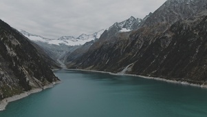4k雪山湖泊
