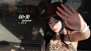 享受阳光的性感女神