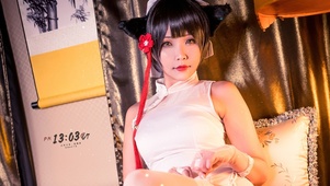 清纯性感丸子头美女