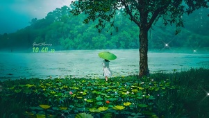 青山花海绿树镜湖边的撑伞少女~