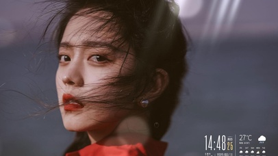 海风吹乱头发的美女