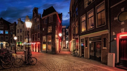 傍晚灯火通明的街道