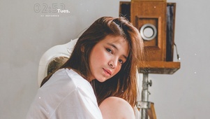 （免费）4K拍照的冷酷白衣少女