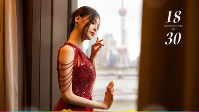 窗户边的红裙女神